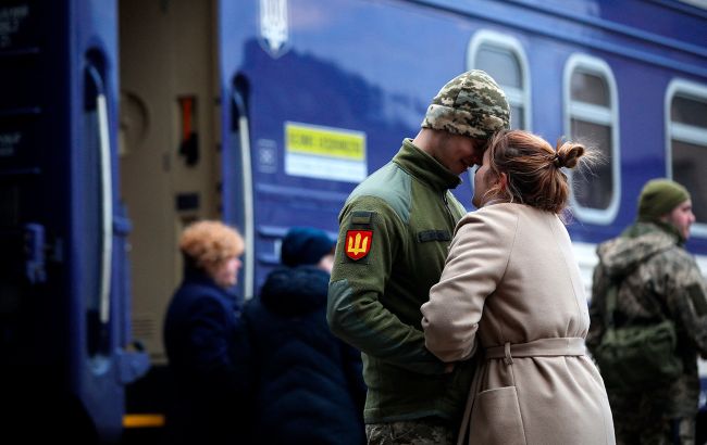 viyskovi_mobilizatsiya_vokzal_proshchannya_gettyimages_1239067788_0b571aa4b22e203d1548dea877d21dc4_650x410.jpg
