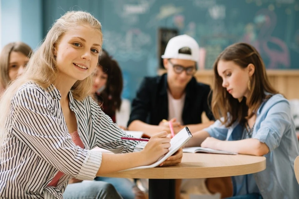 340885_smiling-teenage-student-girl_23_new_960x500_0.webp