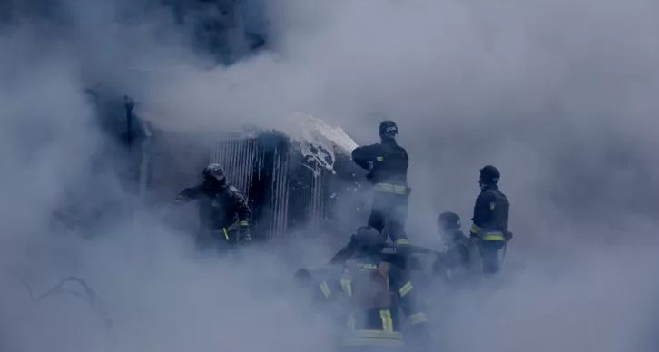 Рятувальники гасять пожежу після російських обстрілів / Фото: ДСНС