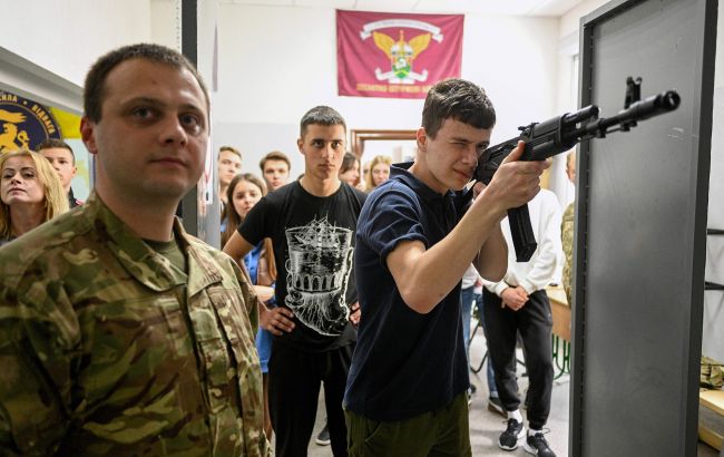 navchannya_shkolyari_diti_kalashnikov_ak47_gettyimages_1255487880_be5e62a644cba7c884bd42cfdd776e8b_650x410.jpg