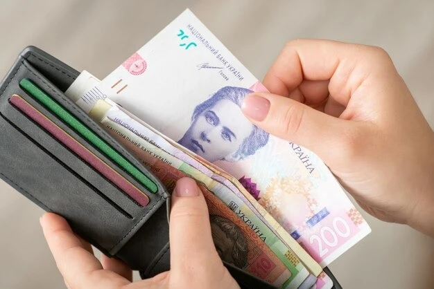 312035_grey-wallet-with-ukrainian-hryvn_new_960x500_0.webp