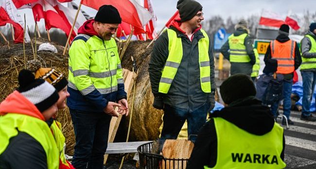 kordon_dorogusk_fermeri_blokada_gettyimages_2019627201_0facfe443bf70a8f5b78d754471e3606_650x410-e1747055651943.jpg