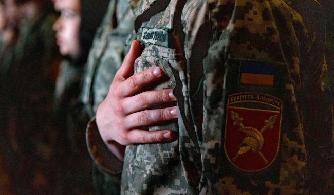 ruka_sertse_gimn__vipusk_leytenantiv__viyskoviy_institut___dzherelo__kirilo_chubotin___ukrinform___future_publishing__gettyimages_2158049147_4919006340c753c7cce5a321515410f9_650x410-e1751896139543.jpg