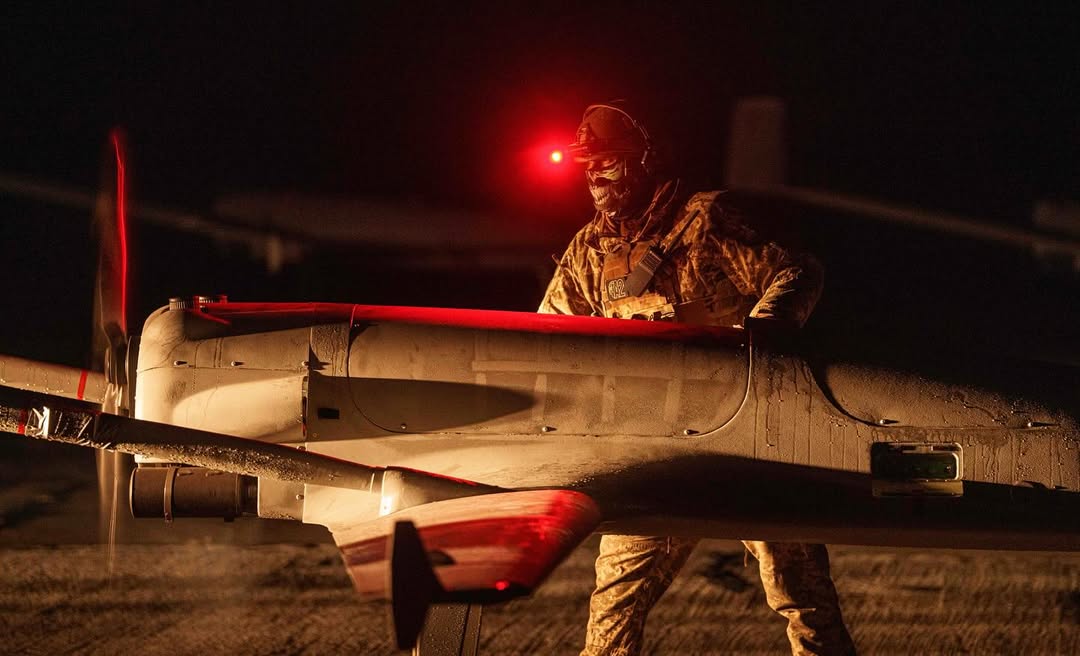 Підготовка українського дрона “Лютий” до ударів на території Росії. Джерело: Український фотожурналіст Євген Малолєтка