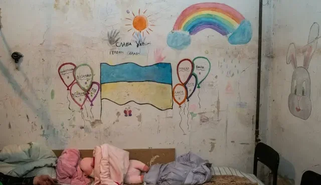 Дитячі малюнки на стіні в підвалі дитячої поліклініки в Чернігові, Україна, у березні 2022 року