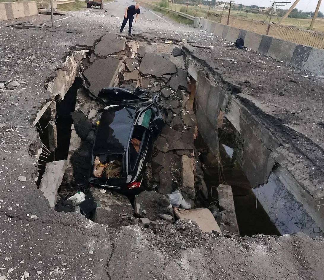 Наслідки ураження автомобільного мосту у Володимиривці на Запоріжжі, 25.06.2026. Фото Special Kherson Cat