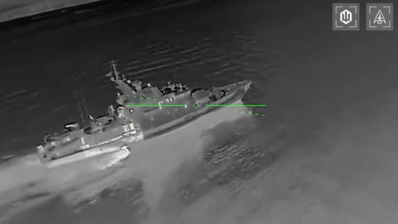 Сторожовий корабель проєкту 10410 «Светляк» в прицілі українського дрона. Азовське море, 4 червня 2026. Стоп-кадр з відео СБС